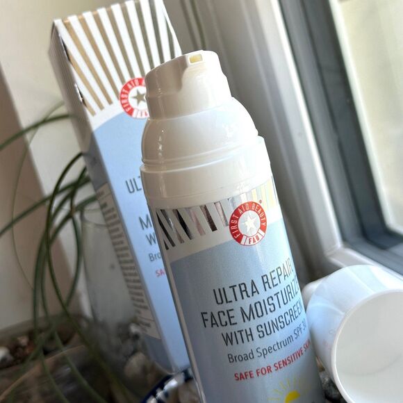 First Aid Beauty Ultra Repair Face Moisturizer + Sunscreen Broad Spectrum SPF 30 - Picture 9 of 12